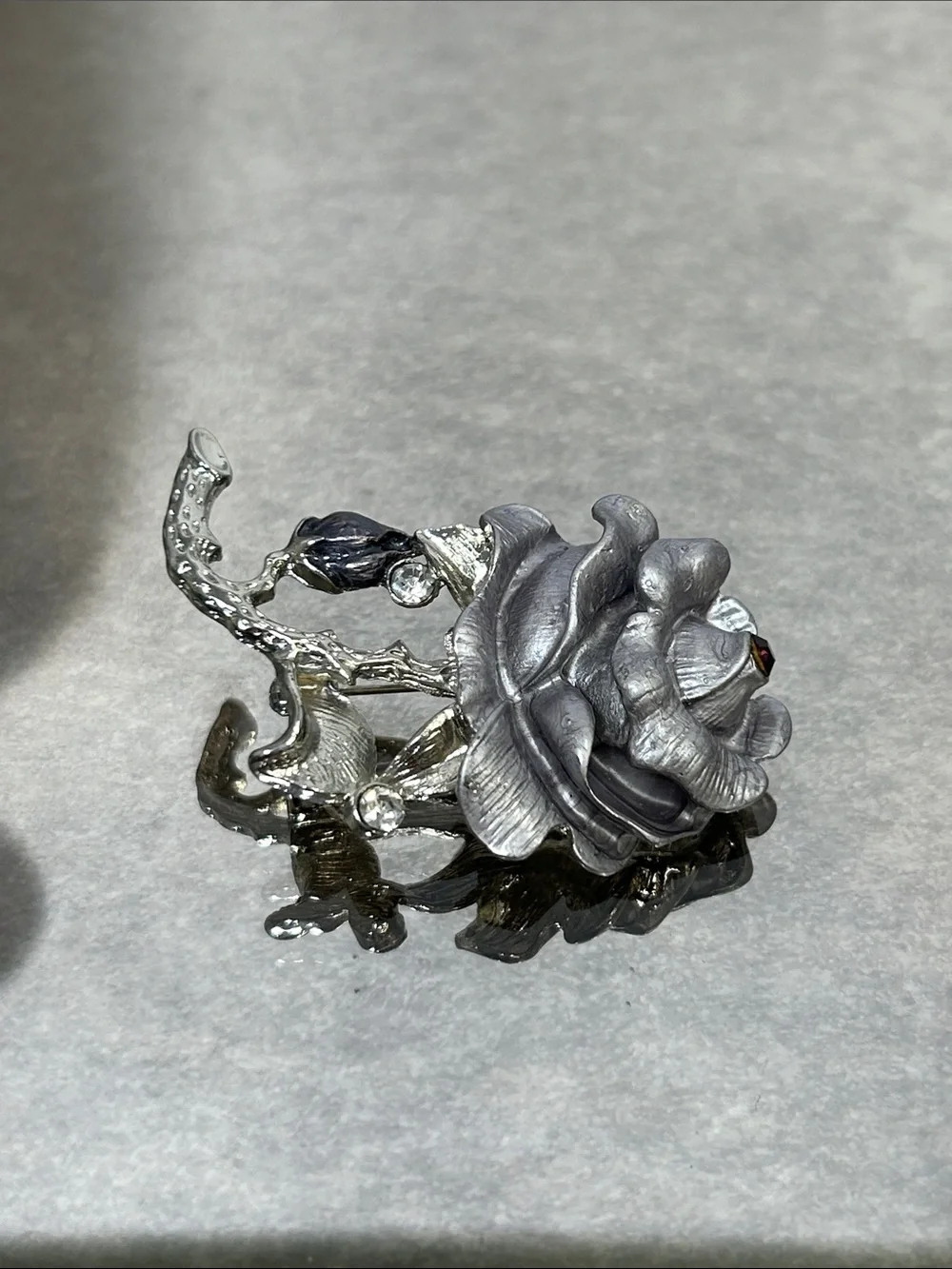 Elegant Silver-Tone Purple Rose Brooch - Gunmetal Gray Floral Pin